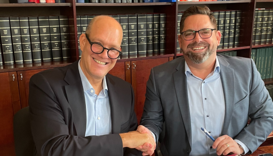 Gebäudetechnik-Experte Dunckel Hamburg - Olaf Walter und Jens Puchmüller schütteln sich die Hände